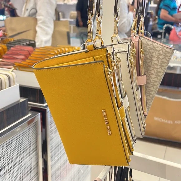 Michael Kors Jet Set Travel Large Double Zip Leather Wristlet phone holder 
NWT - Picture 6 of 16